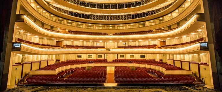 Stylowy przewodnik: Jak uniknąć faux pas w ubiorze na operę w Warszawie