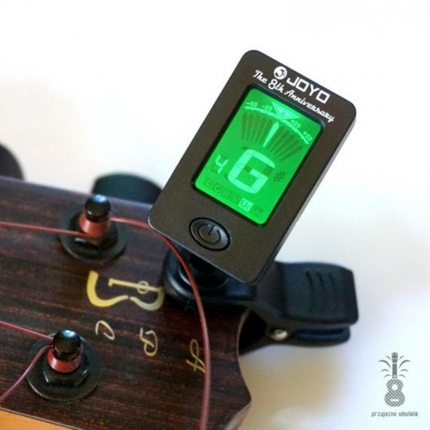 Ile zapłacisz za stroik do ukulele? Przewodnik po cenach, modelach i funkcjach