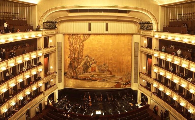 Jak olśniewająco ubrać się do Opery Wiedeńskiej, aby zachwycić i uniknąć wpadek