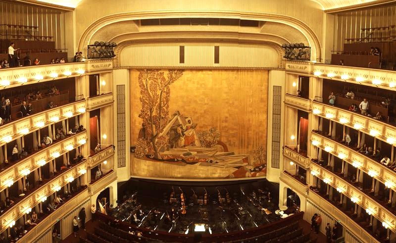 Jak olśniewająco ubrać się do Opery Wiedeńskiej, aby zachwycić i uniknąć wpadek