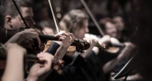 Muzyka poważna i klasyczna – jakie są kluczowe różnice i podobieństwa?