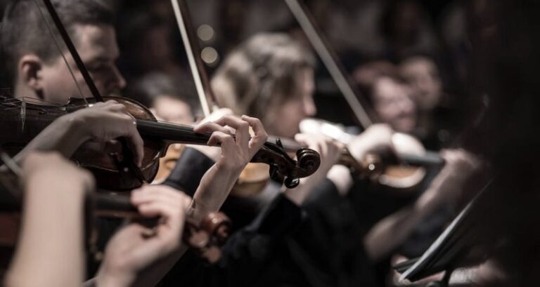 Muzyka poważna i klasyczna – jakie są kluczowe różnice i podobieństwa?