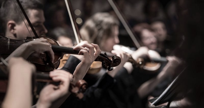 Muzyka poważna i klasyczna – jakie są kluczowe różnice i podobieństwa?
