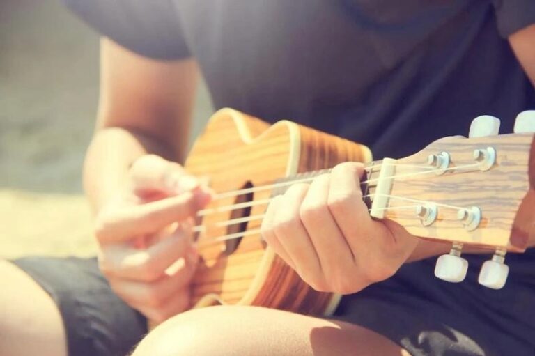 Najlepsze aplikacje do nastrojenia ukulele: 5 narzędzi i praktycznych porad