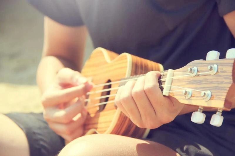 Najlepsze aplikacje do nastrojenia ukulele: 5 narzędzi i praktycznych porad