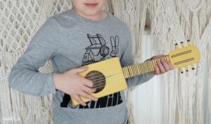 Twój własny instrument: jak zrobić ukulele z kartonu w kilku prostych krokach