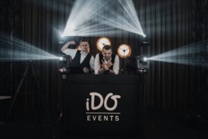 Ile kosztuje DJ na studniówkę? Ceny, usługi i wybór najlepszej oferty