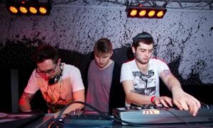Ile bierze DJ? Stawki za wesele, urodziny i imprezę firmową