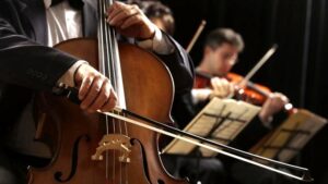 Muzyka klasyczna w filmach – jak buduje emocje i prowadzi narrację
