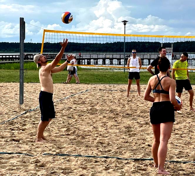 Siła i zwinność na piasku – zasady, emocje i technika siatkówki plażowej